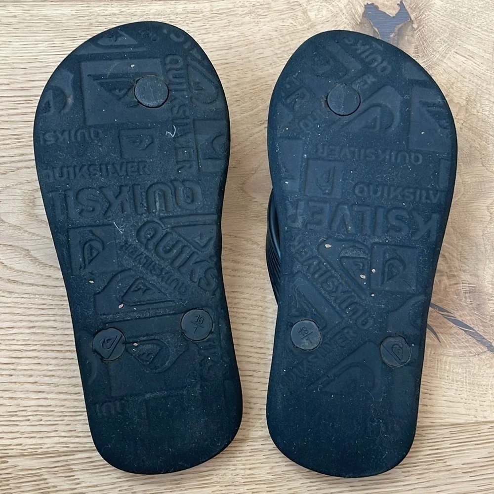 Quiksilver Boys Size 13 Black Flip Flops Beach Pool Sandals